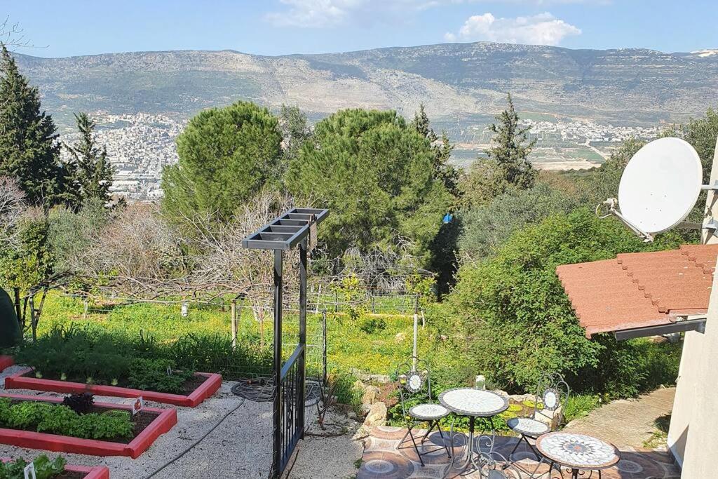 הבית ליד הבוסתן Mikhmannim Exteriör bild